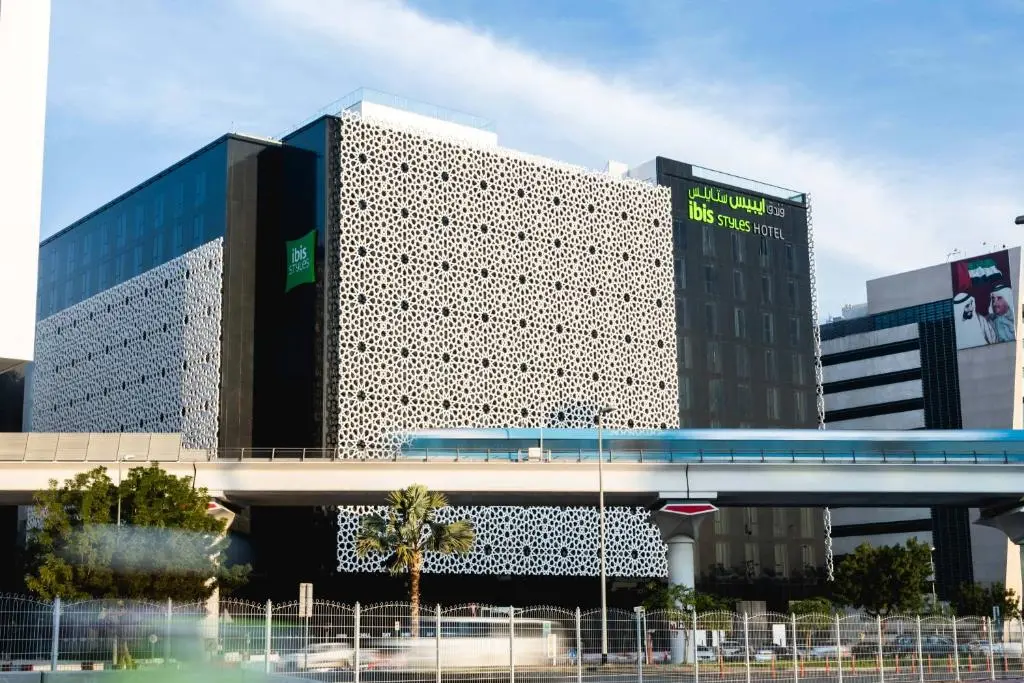 Здание отеля Ibis Styles в Дубае и эстакада на переднем плане.